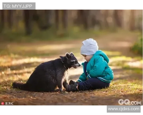 与足球明星亲密合影的女孩展现青春活力与梦想追逐的精彩瞬间